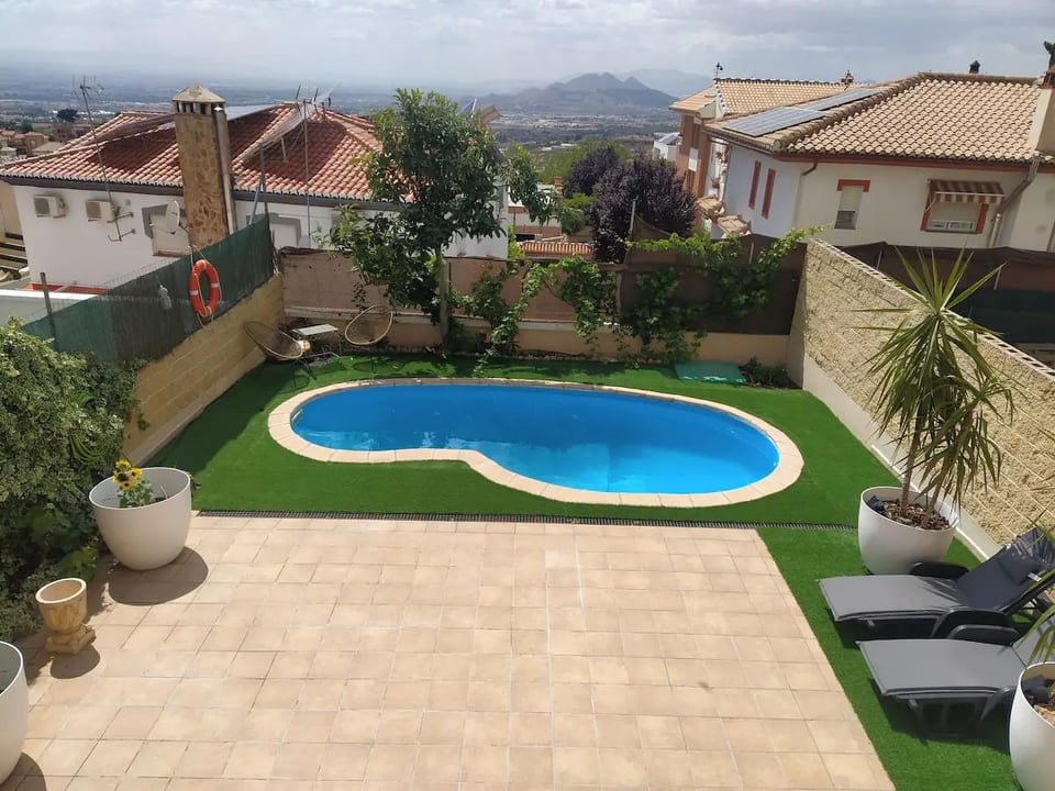 Helles Haus mit Aussicht und privatem Pool - Güevéjar