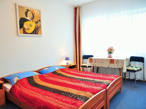 Zimmer mit Bad für 2 Personen und Gartenblick