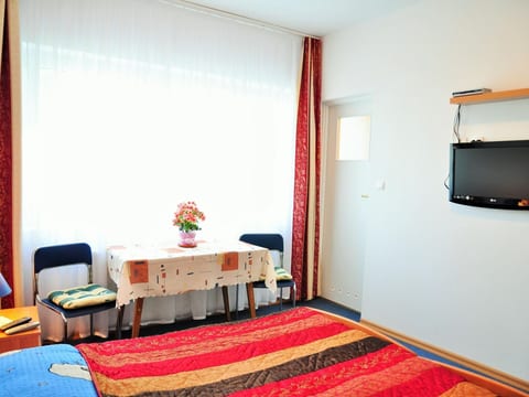 Zimmer mit Bad für 2 Personen und Gartenblick