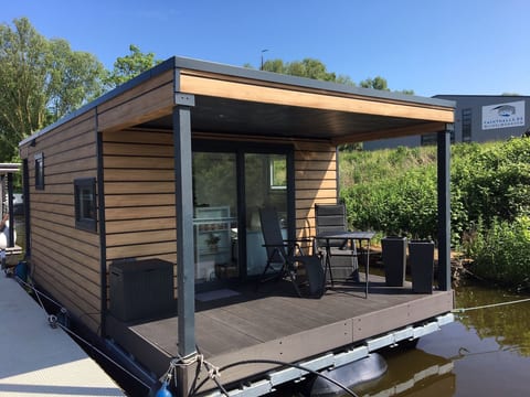 Hausboot KHT 2 Lacet mit Elektrokamin im Salon, 1 Schlafraum, Küche, Duschbad m