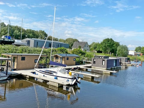 Hausboot KHT 2 Lacet mit Elektrokamin im Salon, 1 Schlafraum, Küche, Duschbad m