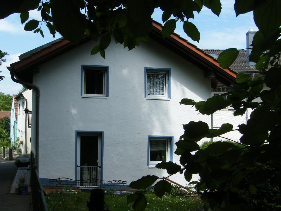 Komfortables Ferienhaus mit Garten und Parkplatz in unmittelbarer Nähe zum Stad - Landau an der Isar