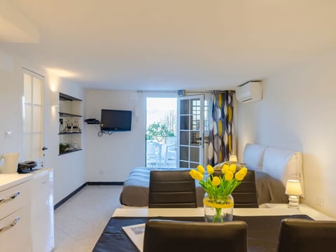 Einzimmerwohnung mit Terrasse und Blick auf den Berg