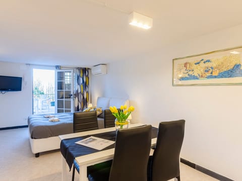 Einzimmerwohnung mit Terrasse und Blick auf den Berg