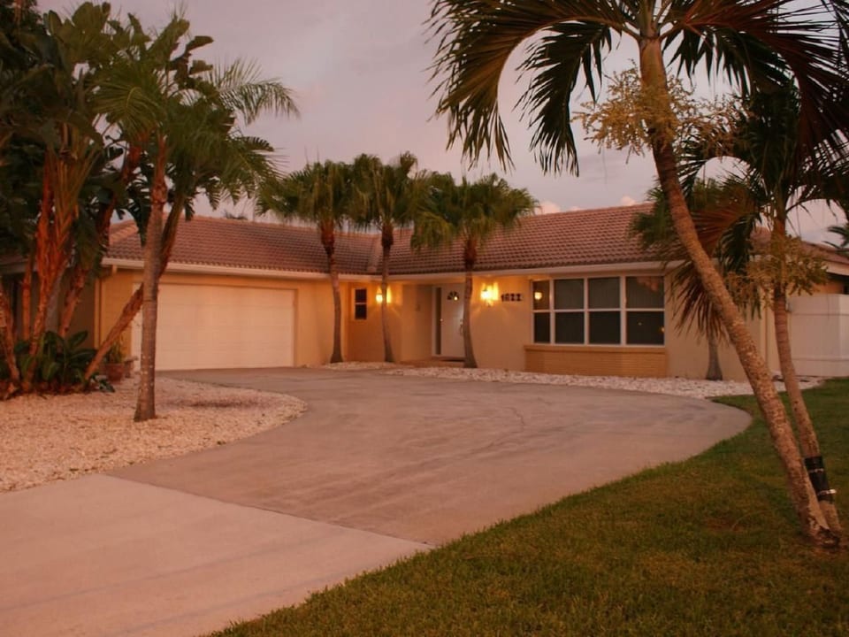 Wunderschönes Ferienhaus in Caloosahatchee mit Terrasse und Garten - Cape Coral