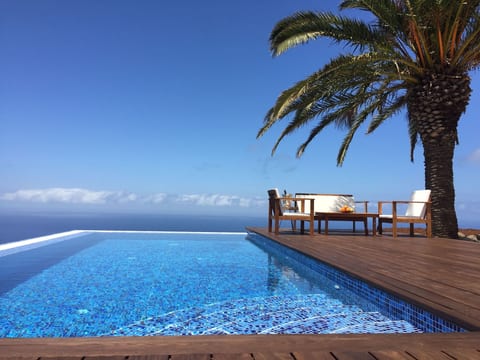 Romantische Ferienvilla mit Infinity-Pool und Panoramameerblick