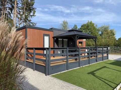 in Wackersdorf mit Terrasse, Garten und Grill