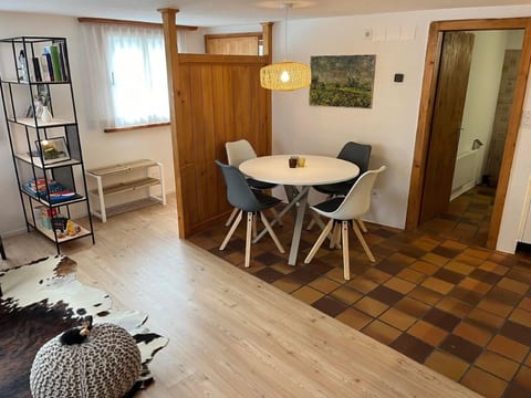 Gemütlich eingerichtete Ferienwohnung "Chasa"