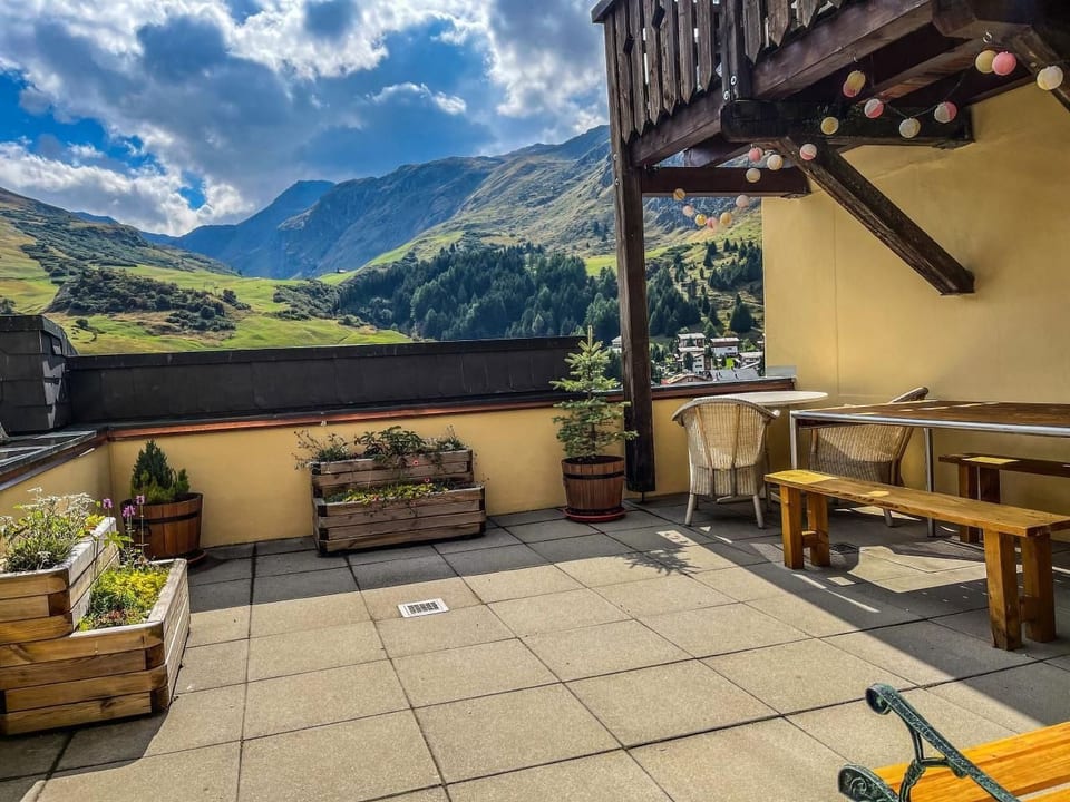 mit Panoramablick in die Bergwelt - Surses