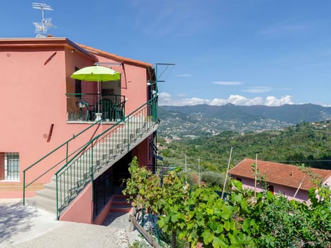 Wohnung im zweiten Stock mit Parkplatz und Garten