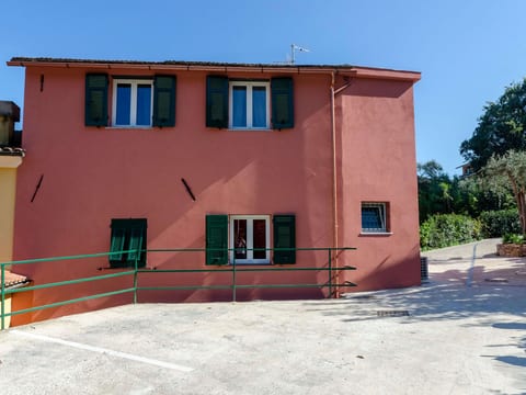 Wohnung im zweiten Stock mit Parkplatz und Garten