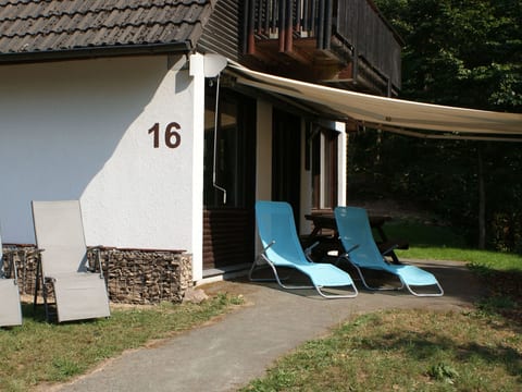mit Terrasse und Grill