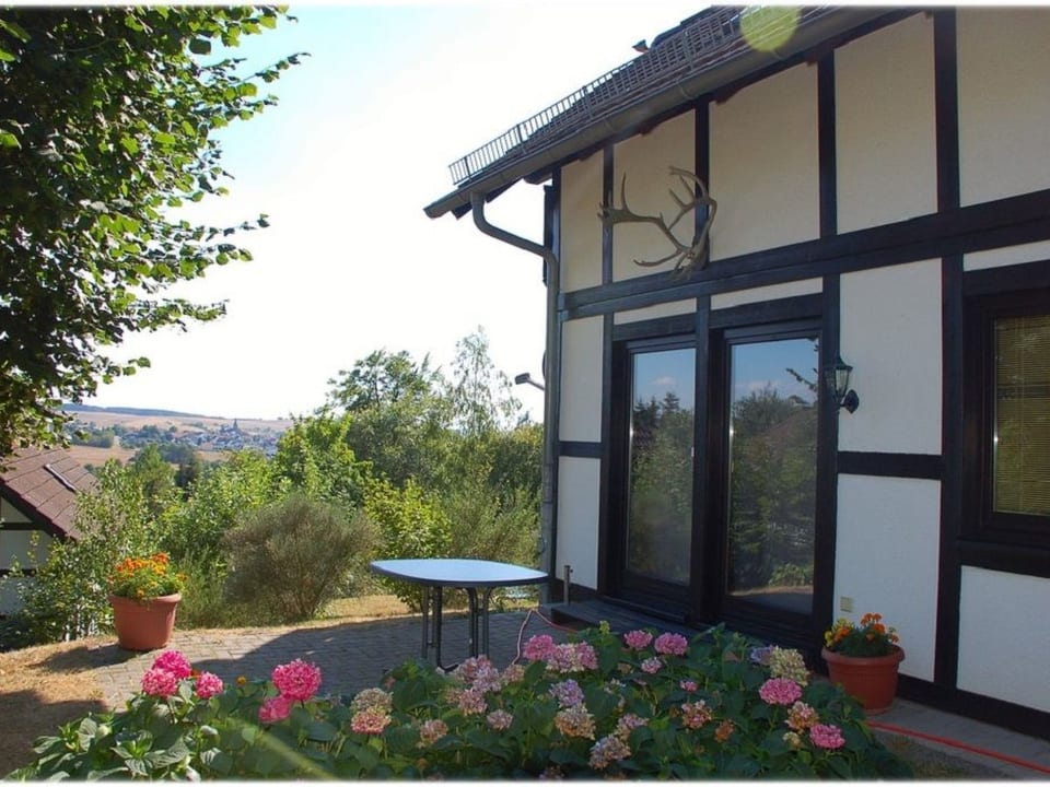 in Feriendorf Frankenau mit Garten - Edersee