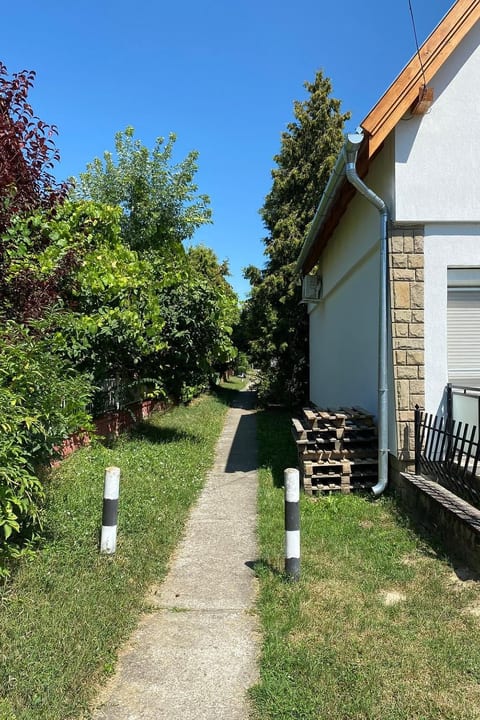 Freistehendes Ferienhaus in Dombóvár mit Terrasse und Garten