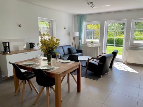 mit Terrasse