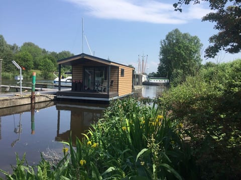 Hausboot KHT 1 Lacet mit Elektrokamin im Salon, 1 Schlafraum, Küche, Duschbad m