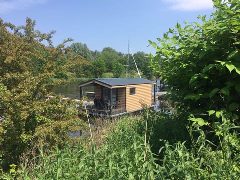 Hausboot KHT 1 Lacet mit Elektrokamin im Salon, 1 Schlafraum, Küche, Duschbad m