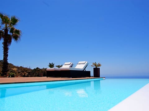Moderne Architekten-Villa mit Infinity-Pool und Meerblick