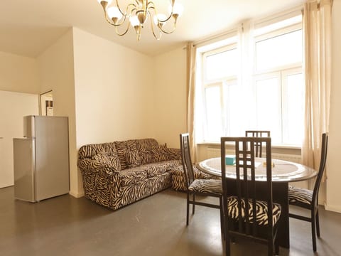 Große Ferienwohnung in Fünfhaus mit Garten