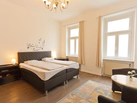 Große Ferienwohnung in Fünfhaus mit Garten