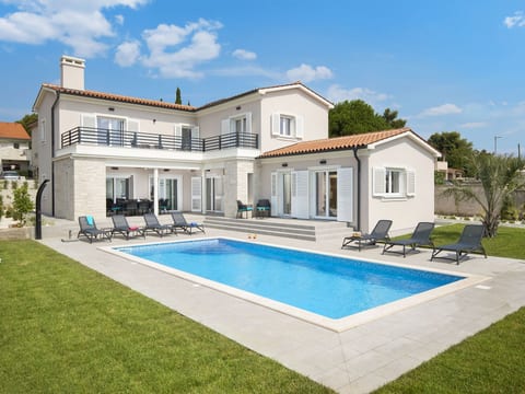 Villa in Premantura mit privatem beheizten Pool und Sauna