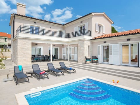 Villa in Premantura mit privatem beheizten Pool und Sauna
