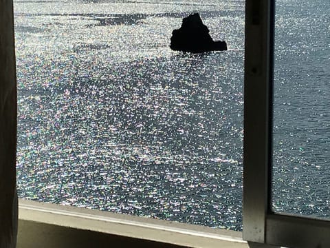 mit Blick auf das Wasser