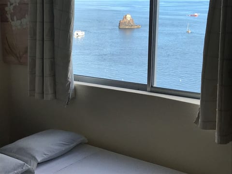 mit Blick auf das Wasser