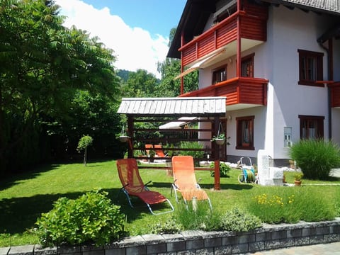 mit Balkon