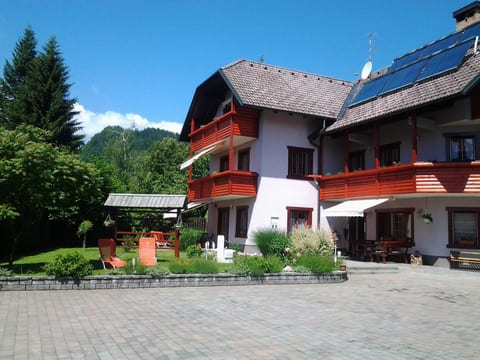 mit Balkon