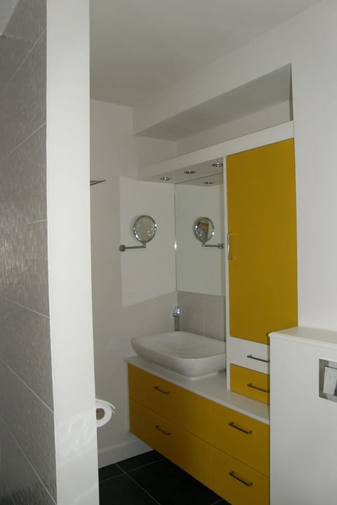 Nette Ferienwohnung mit Terrasse, Pool und Garten