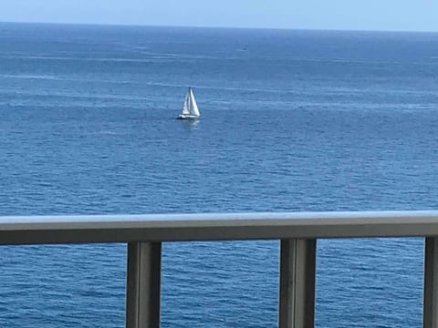 mit Blick auf das Wasser
