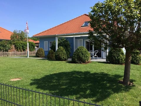 in Wischuer mit Terrasse, Grill und Garten