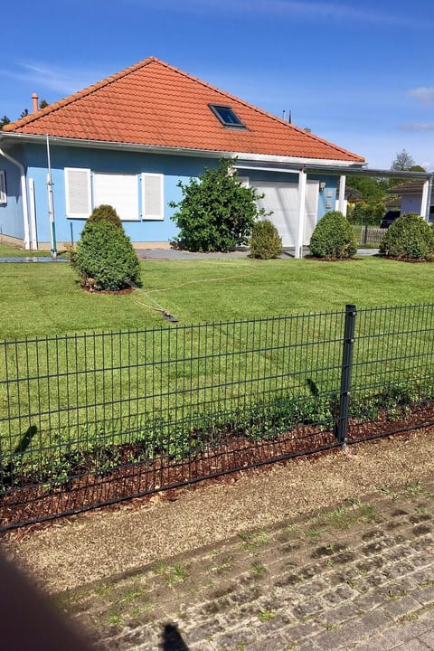 in Wischuer mit Terrasse, Grill und Garten