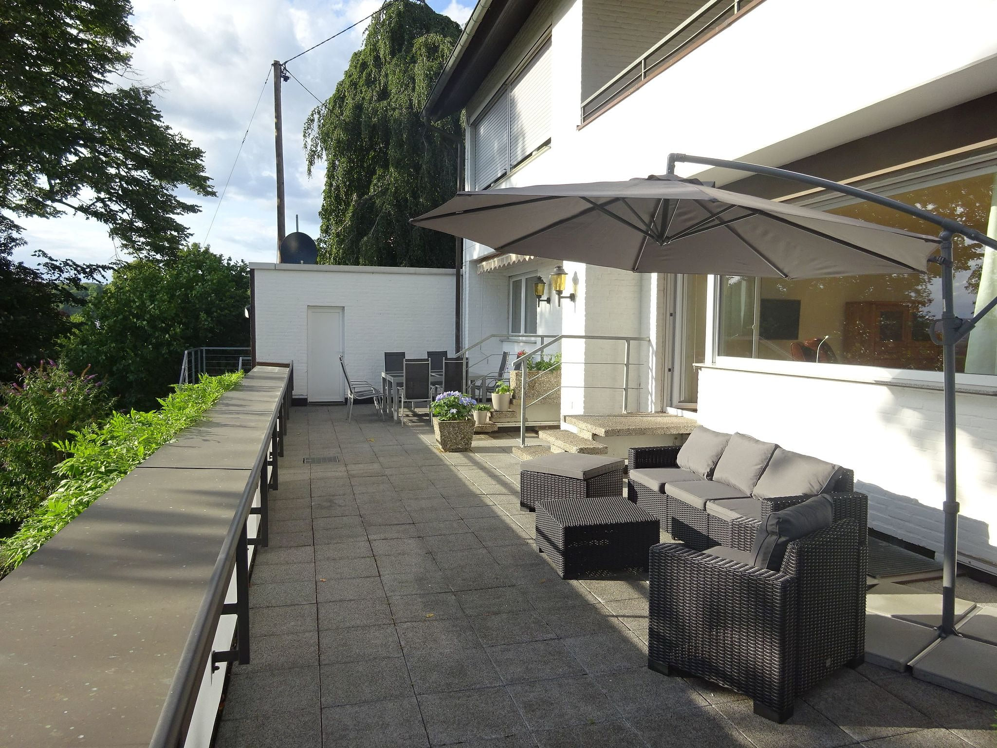 Großzügige Wohnung mit Terrasse und Rheintalblick