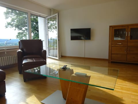 Großzügige Wohnung mit Terrasse und Rheintalblick