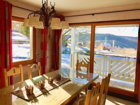 Chalet "Le Flocon Bleu" mit Blick auf das Wasser