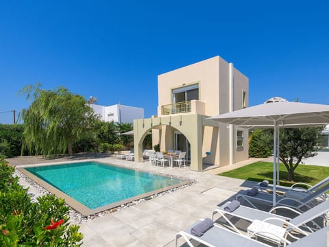 Liebevoll ausgestattetes Haus in ruhiger Lage mit beheiztem Pool und Meerblick