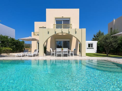 Liebevoll ausgestattetes Haus in ruhiger Lage mit beheiztem Pool und Meerblick