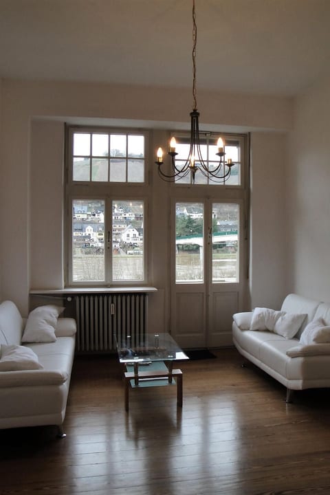 Wohnung in einem historischen Gebäude mit Balkon und Blick auf die Mosel