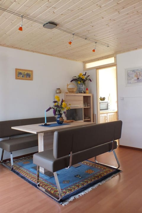 Freistehendes Ferienhaus beim Wellnessbad mit eingezäuntem Garten und Terrasse