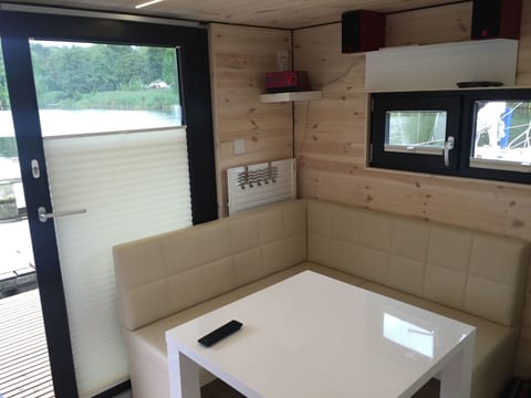 Hausboot für zwei Personen mit Kamin und Terrasse