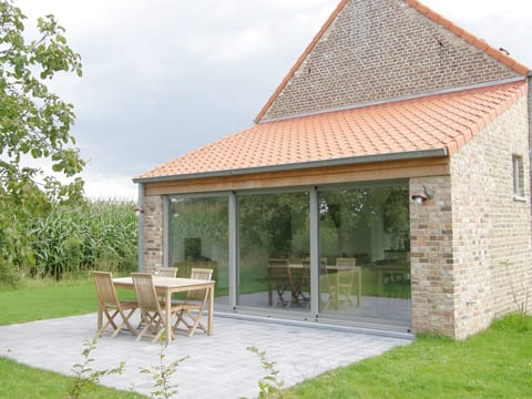 mit gemeinsamem Pool und Garten