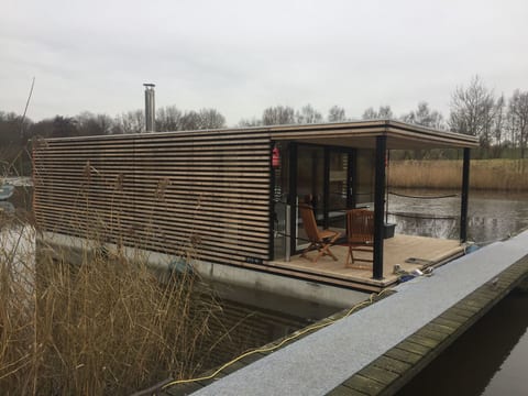 Hausboot für vier Personen mit Kamin und Terrasse