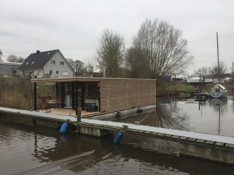 Hausboot für vier Personen mit Kamin und Terrasse
