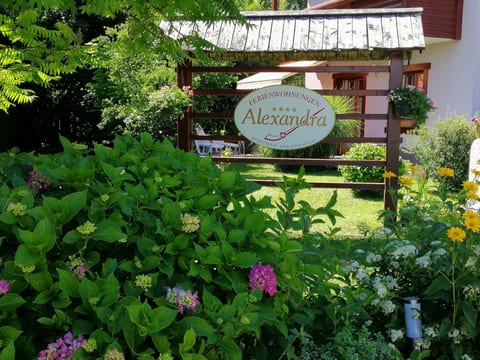 mit eigenem Garten und Terrasse