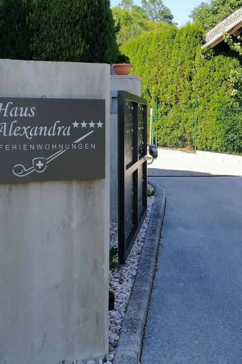 mit Balkon