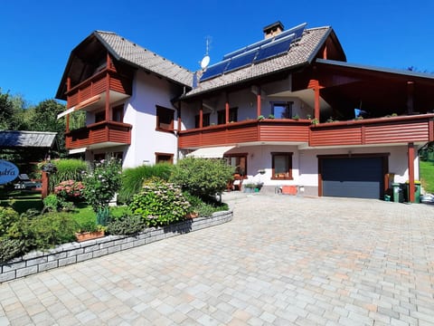 mit Balkon
