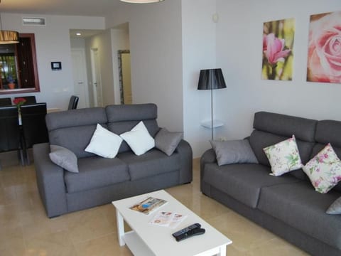 Helle, modernisierte Wohnung mit mehreren Pools