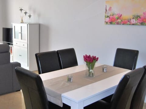 Helle, modernisierte Wohnung mit mehreren Pools